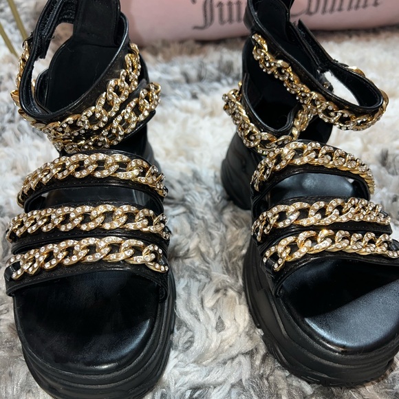 Azalea Wang DO IT LIKE WE DO FLATFORM SANDAL IN GOLD - Picture 4 of 10